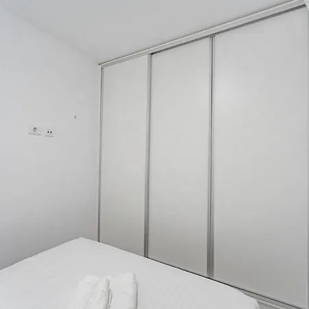 Appartement 303. Modern, Sunny Ifonche With Wifi